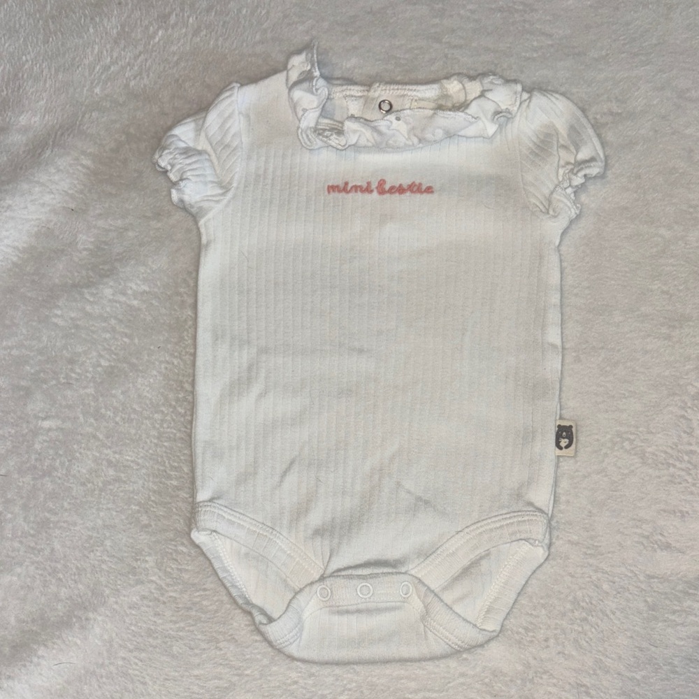 rabbit+bear organic White Onesie with Pink mini bestie Embroidery 6-9 months
